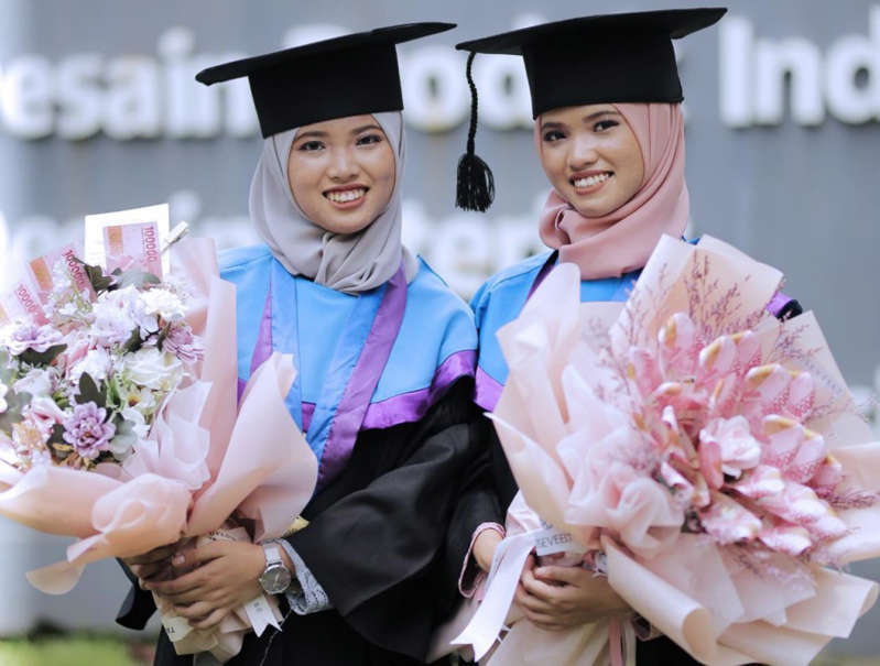 Demi Wisuda Bareng di ITS, Husna Rela Menunggu Kembarannya Nuri Sembuh dari Covid-19